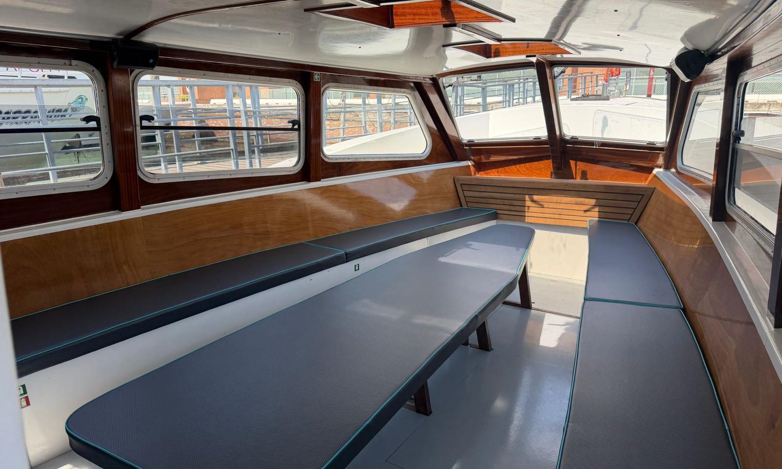 oriente-interno-venice-boat